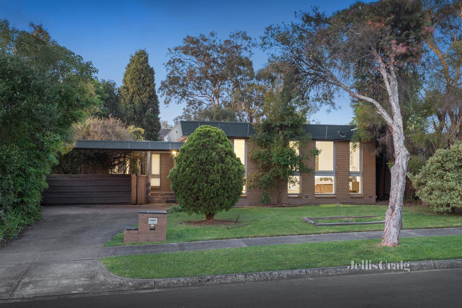 7 Jousting Place, Glen Waverley image 1