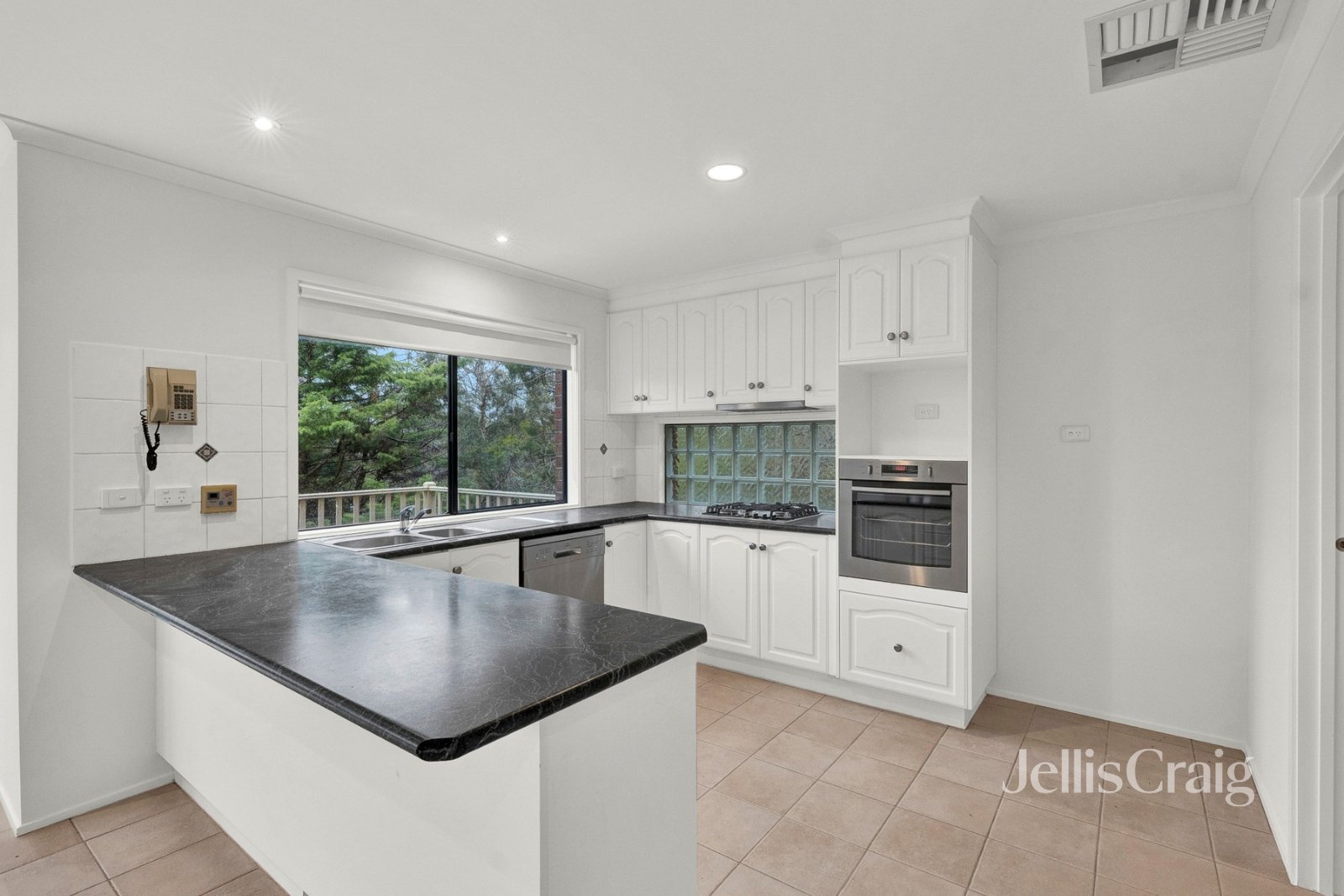 7 Kimberley Close, Eltham image 2