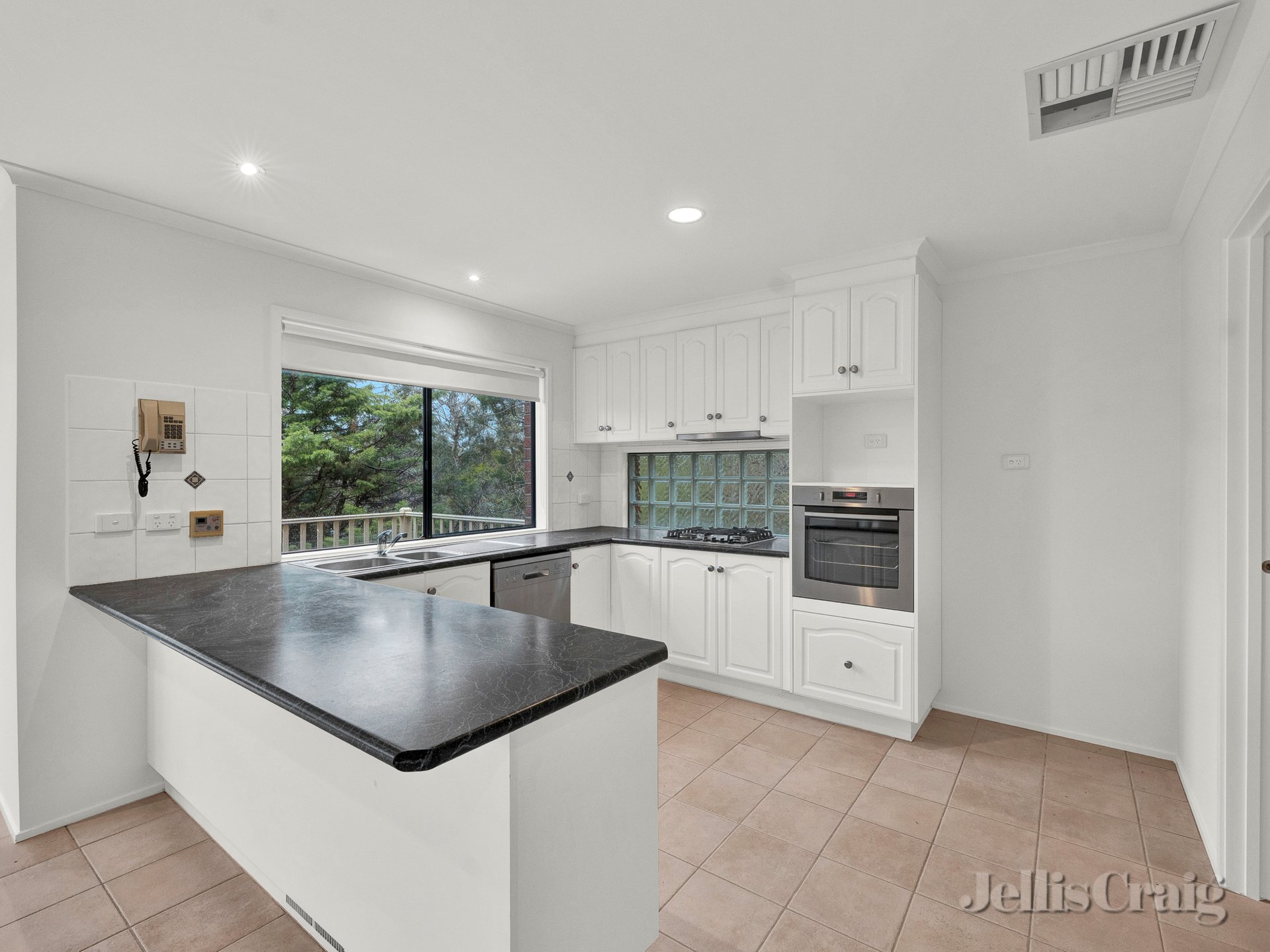 7 Kimberley Close, Eltham image 2