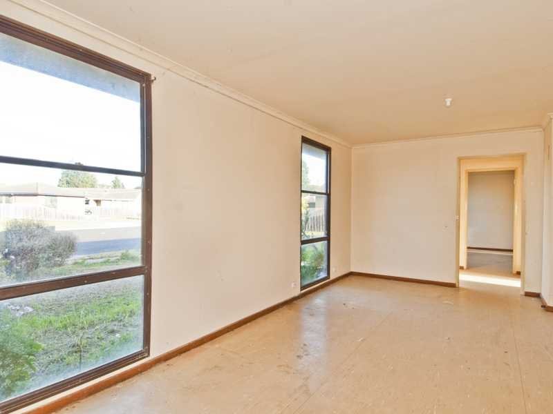 7 Midas Court, Whittington image 3