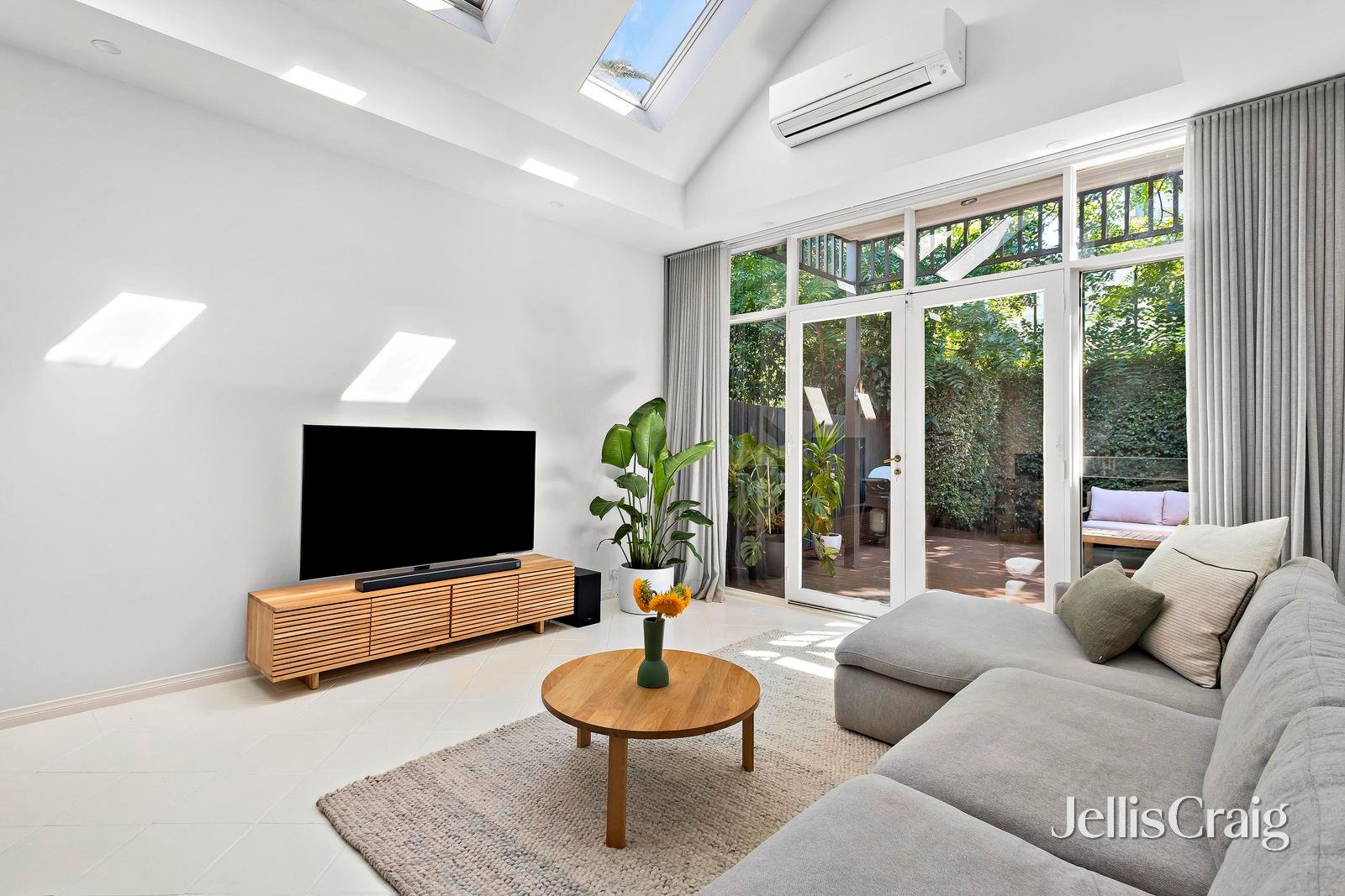 7 Moore Street, Elwood image 3