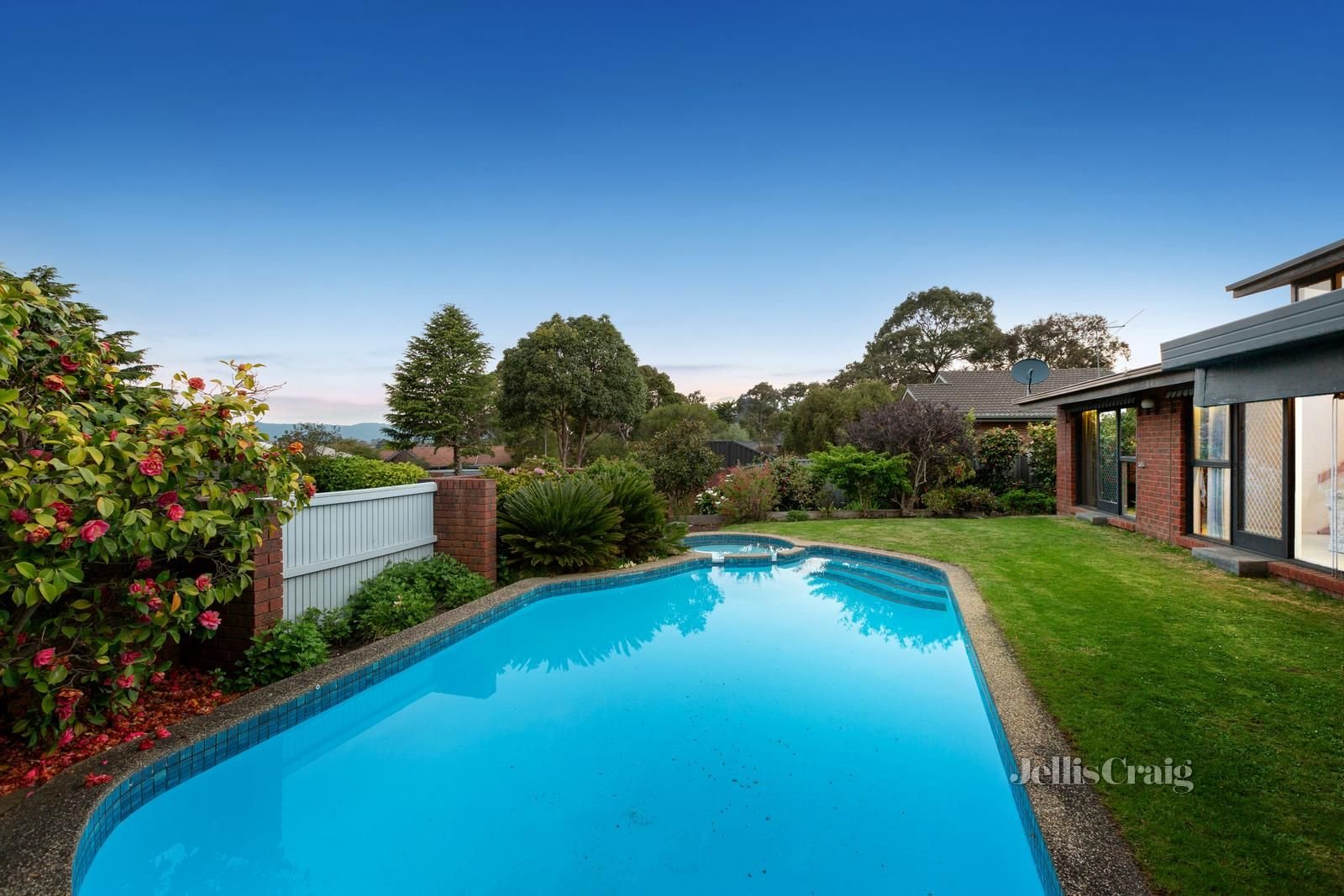 7 Parkgate Drive, Ringwood image 1