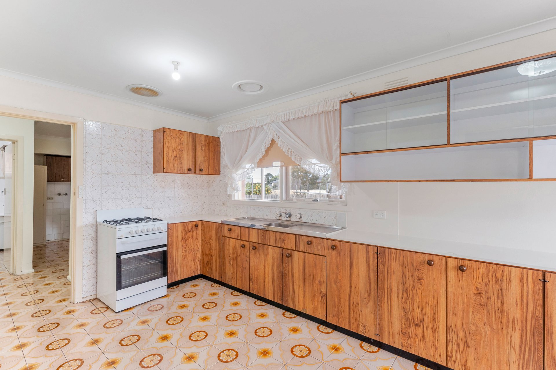 7 Riviera Road, Avondale Heights image 2