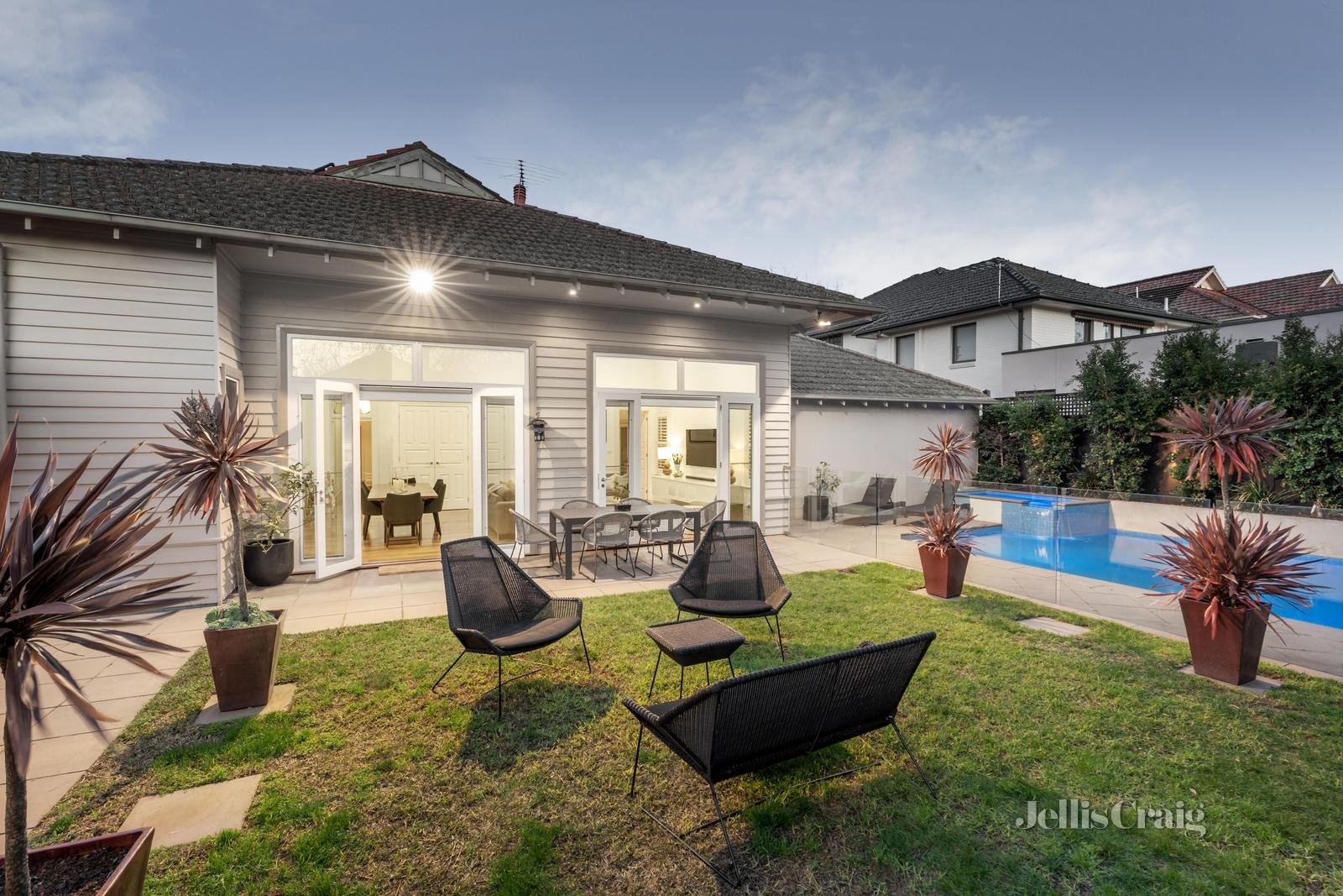 7 Rubens Grove, Canterbury image 13