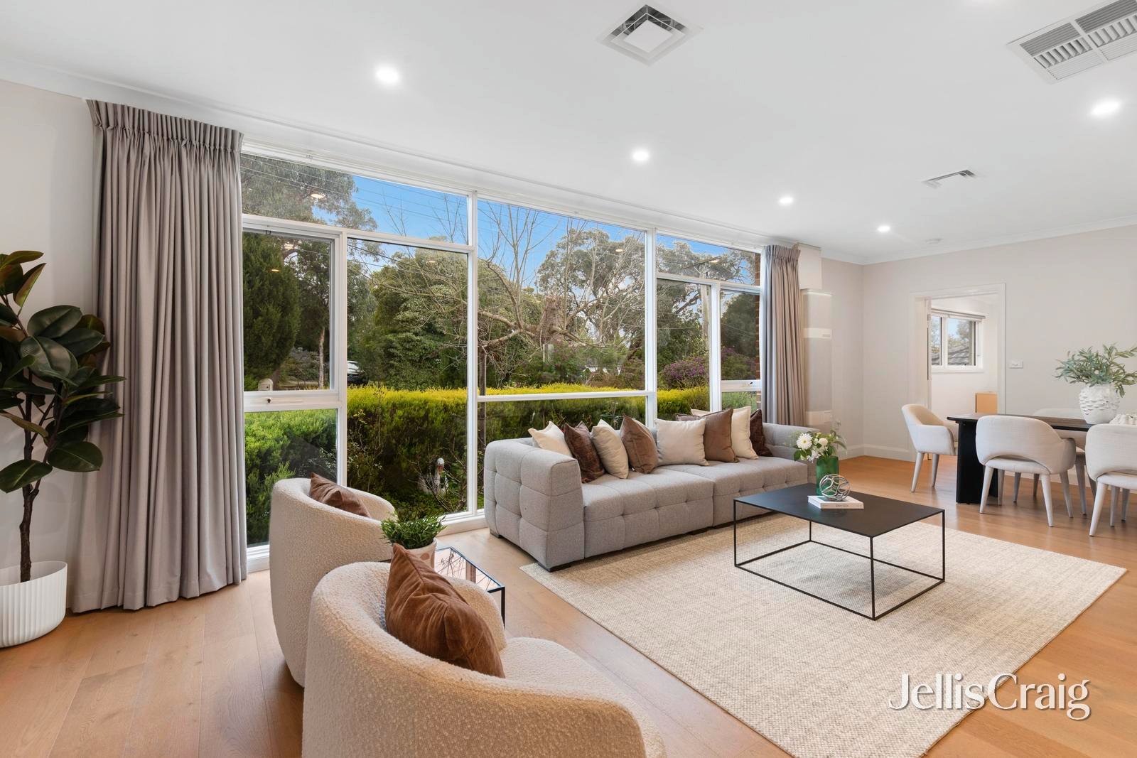 7 Russell Crescent, Mount&nbsp;Waverley image 2