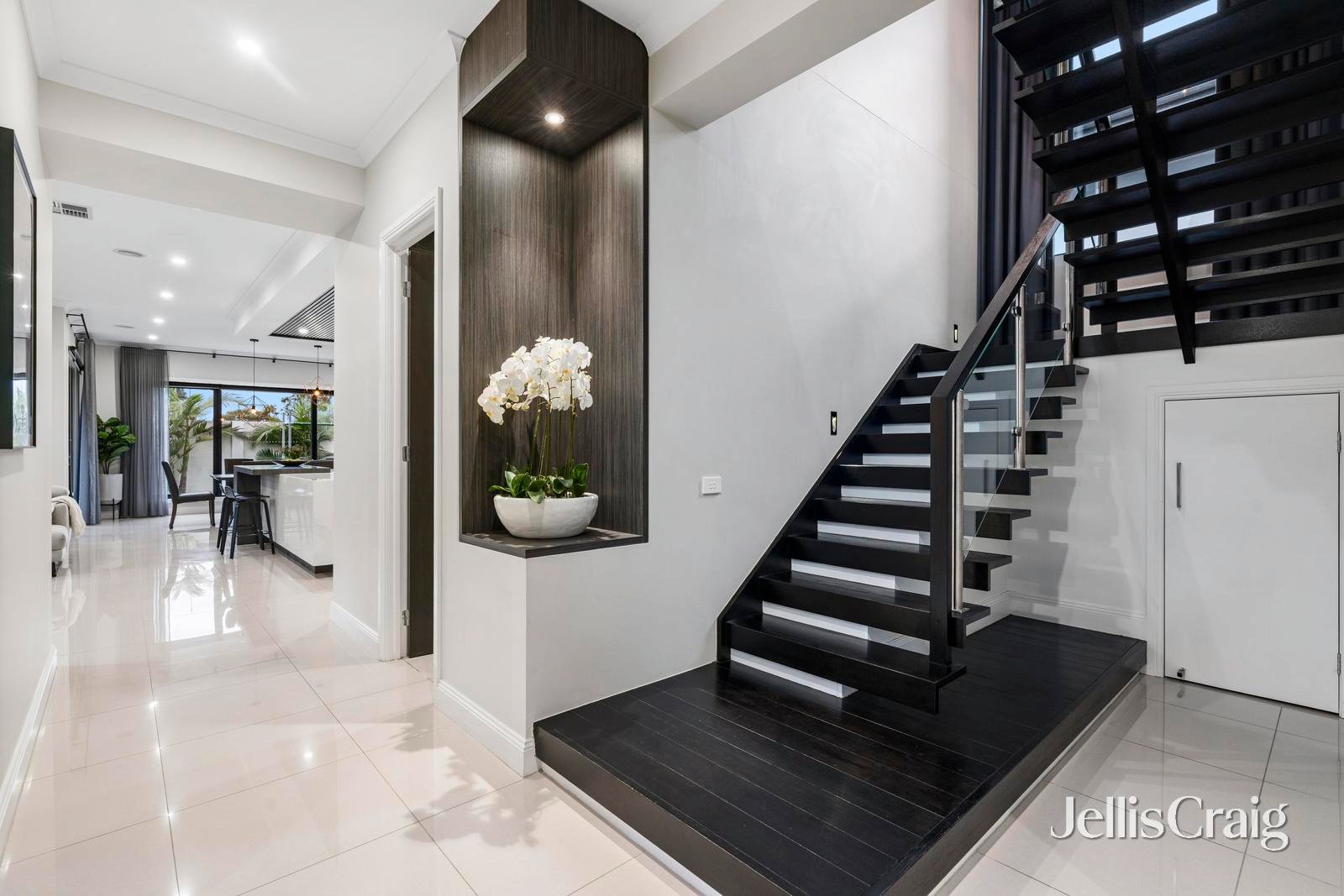 7 Taylor Avenue, Burwood&nbsp;East image 2