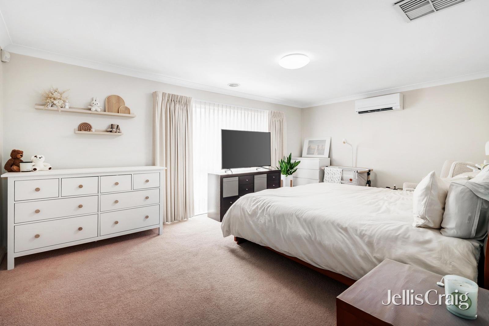 7 Tirhatuan Drive, Rowville image 9