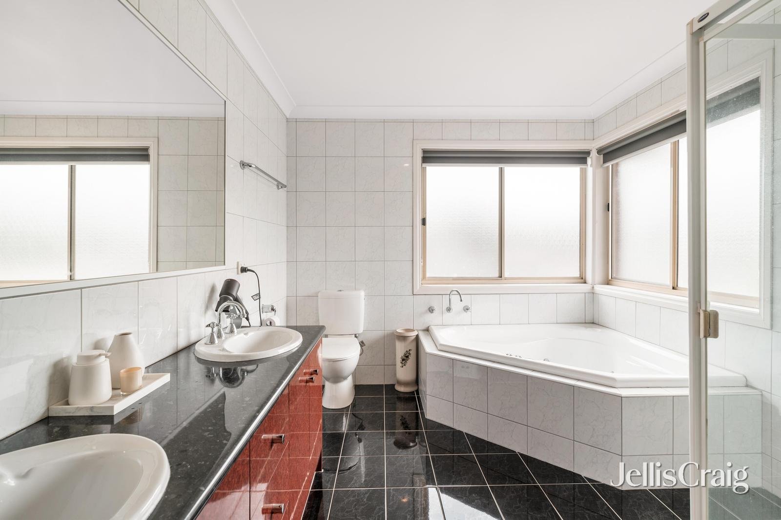 7 Tirhatuan Drive, Rowville image 10