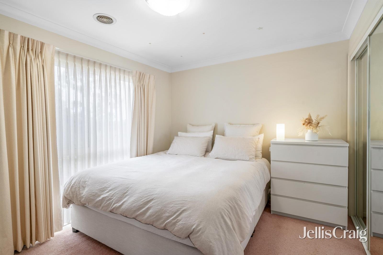 7 Tirhatuan Drive, Rowville image 11