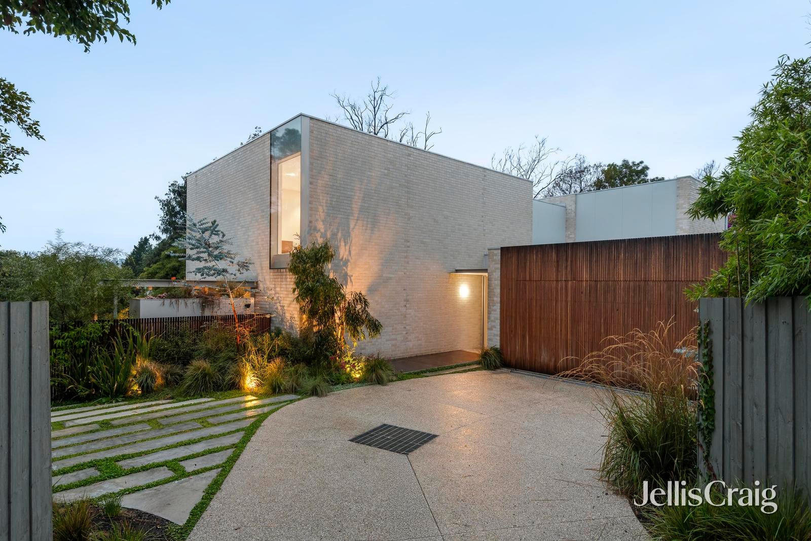 7 Vasey Concourse, Croydon image 1