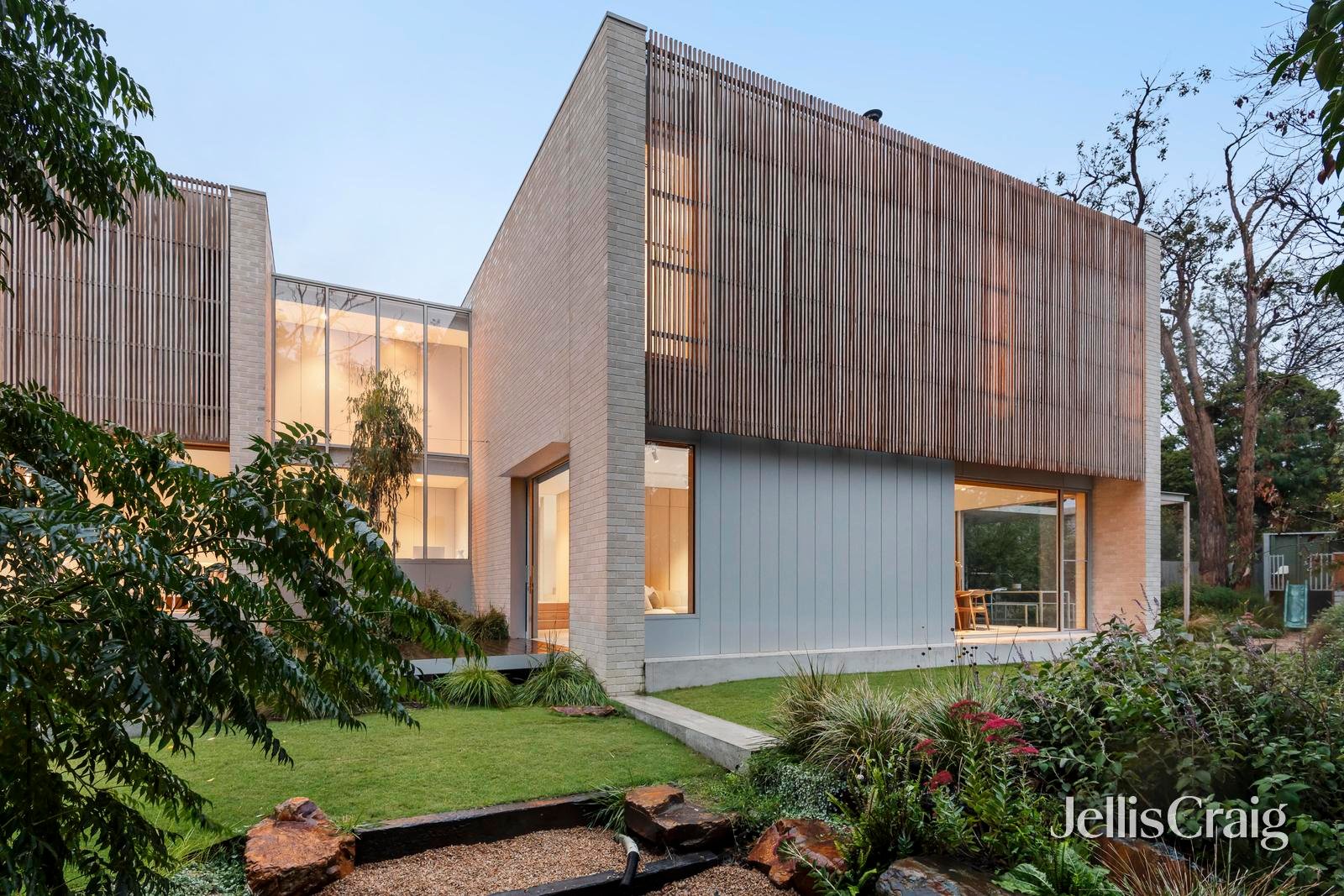 7 Vasey Concourse, Croydon image 2