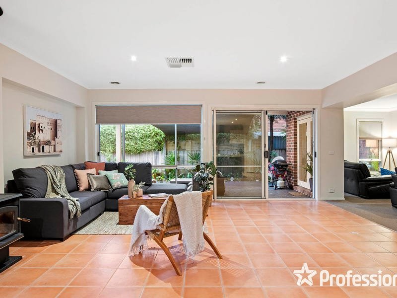 70 Blue Ridge Drive, Mooroolbark image 2