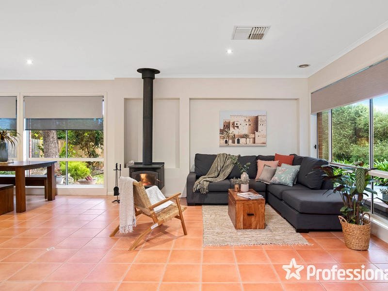 70 Blue Ridge Drive, Mooroolbark image 3