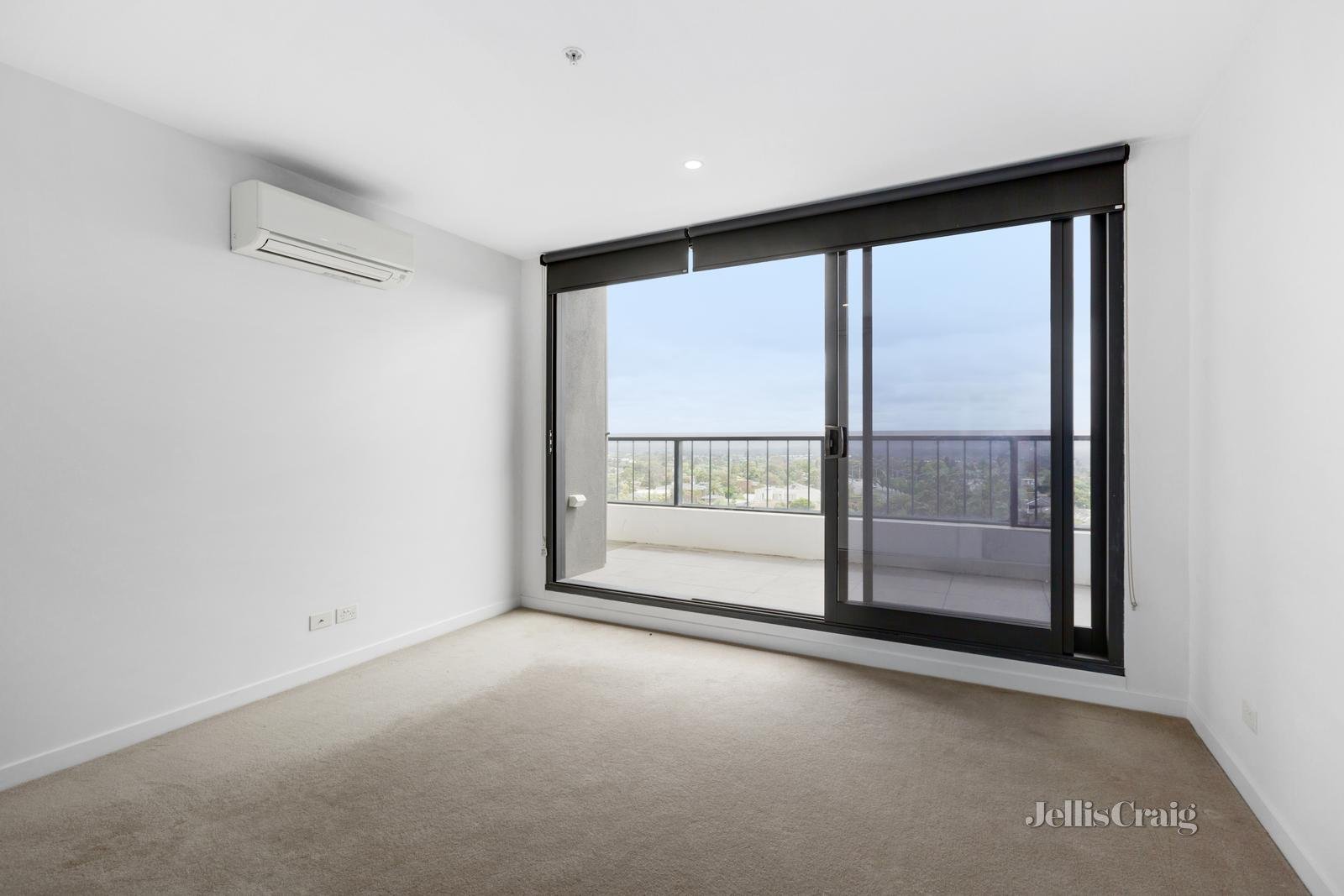 702/5 Sovereign Point Court, Doncaster image 3
