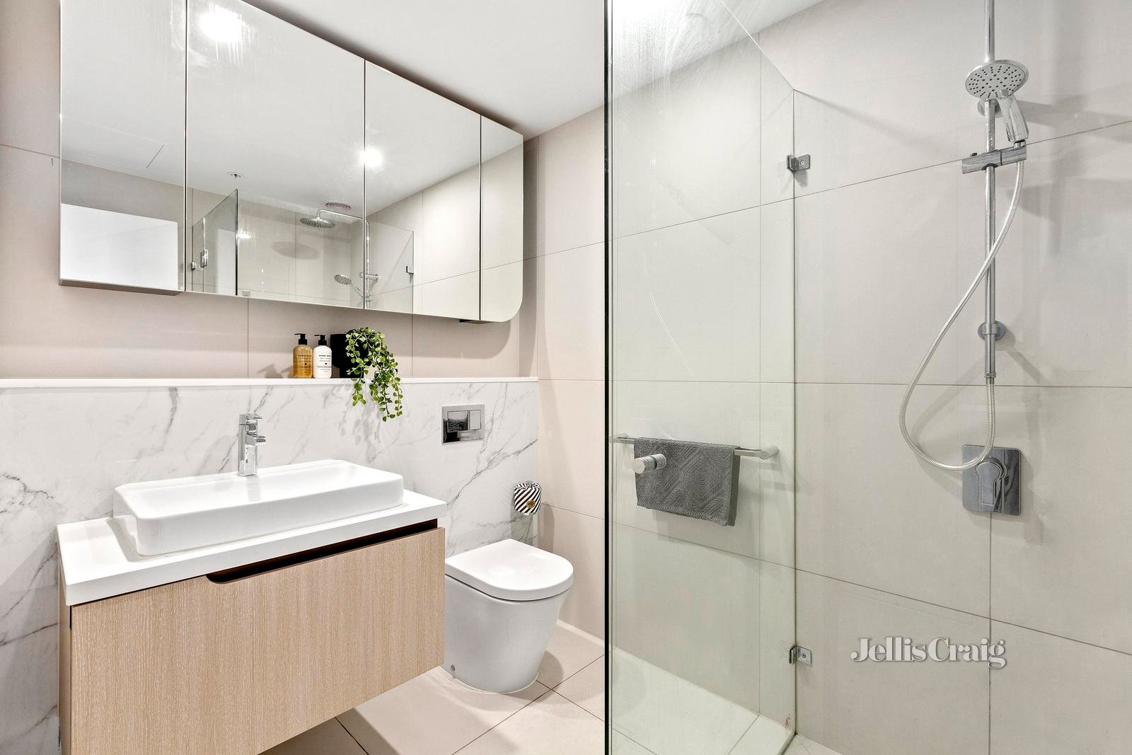 704/108 Haines Street, North Melbourne image 6