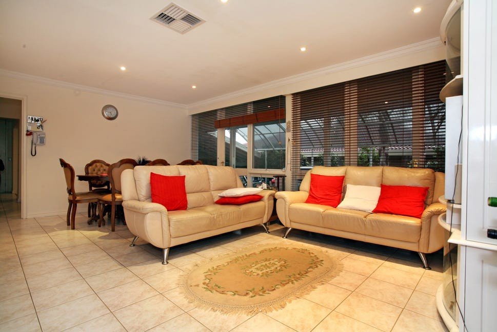 709 Ferntree Gully Road, Glen Waverley image 3