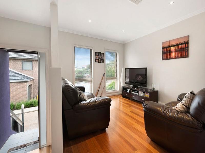 7/1 Nangnak Lane, Mont Albert image 2