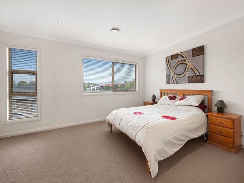 7/1 Nangnak Lane, Mont Albert image 6