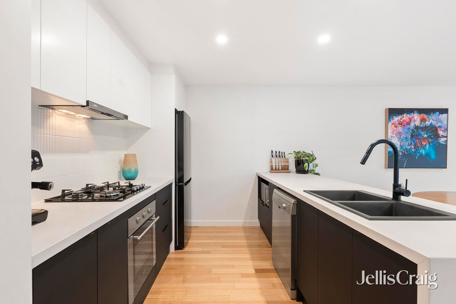 7/1 Nartanda Court, Doncaster East image 5