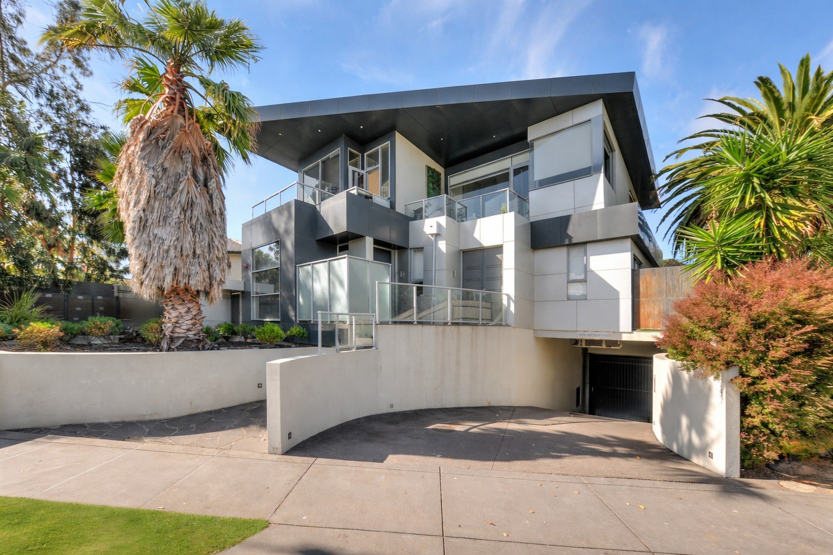 7/10 Warrigal Road, Parkdale image 1