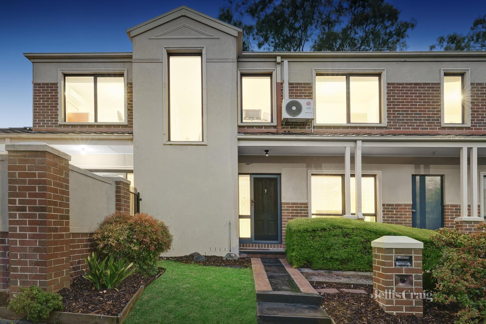 7/12 Nonda Avenue, Doncaster East image 1