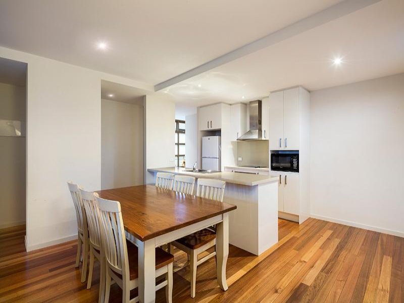 7/13 Winifred Street, Essendon image 1