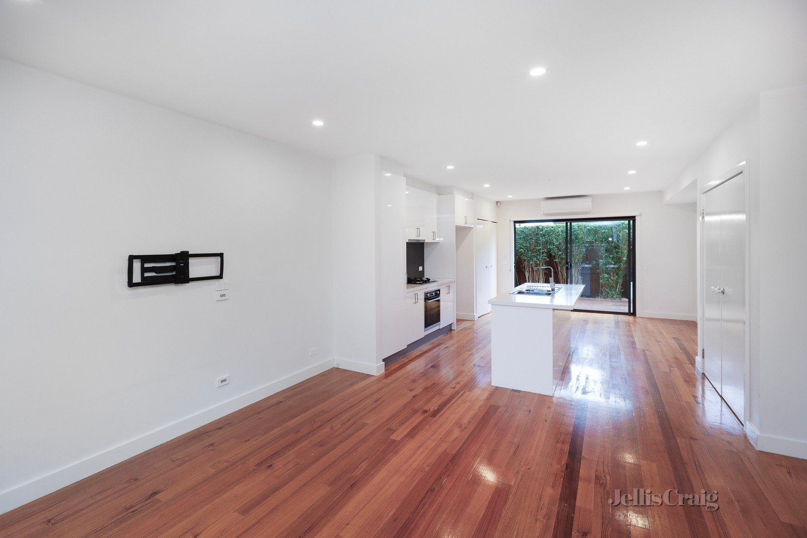 7/14 Collins Avenue, Altona North image 2
