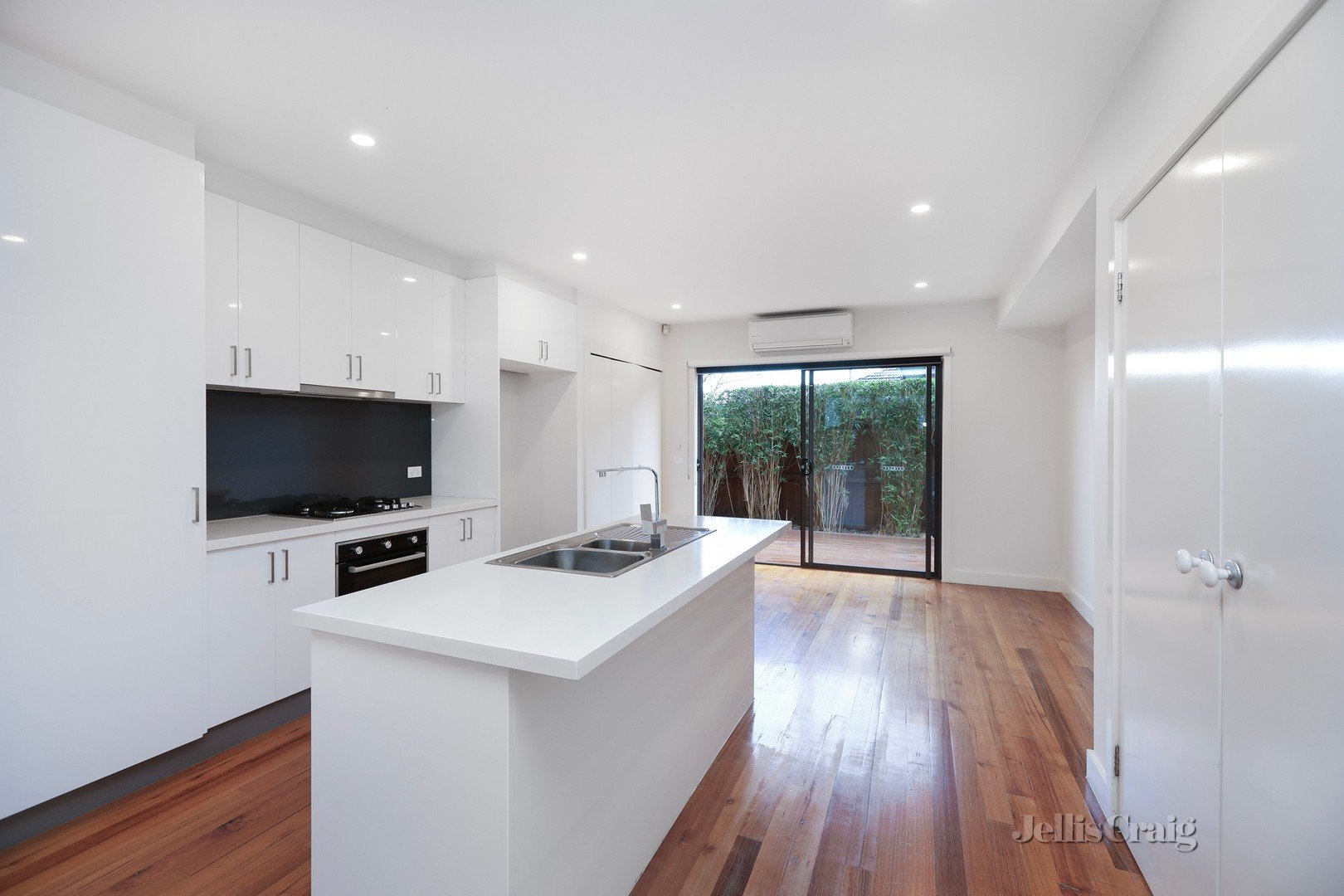 7/14 Collins Avenue, Altona North image 4