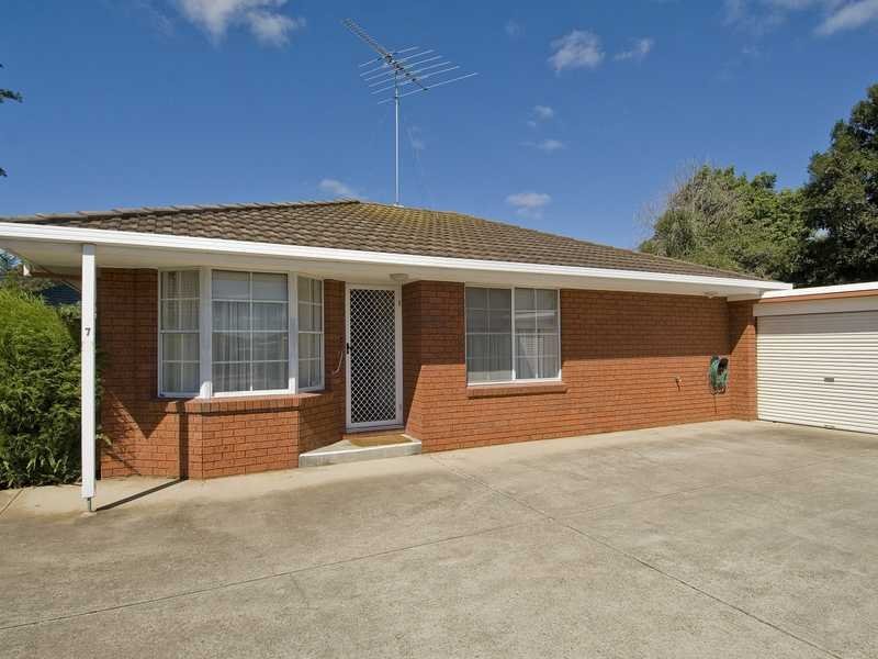7/147 Roslyn Road, Belmont image 1