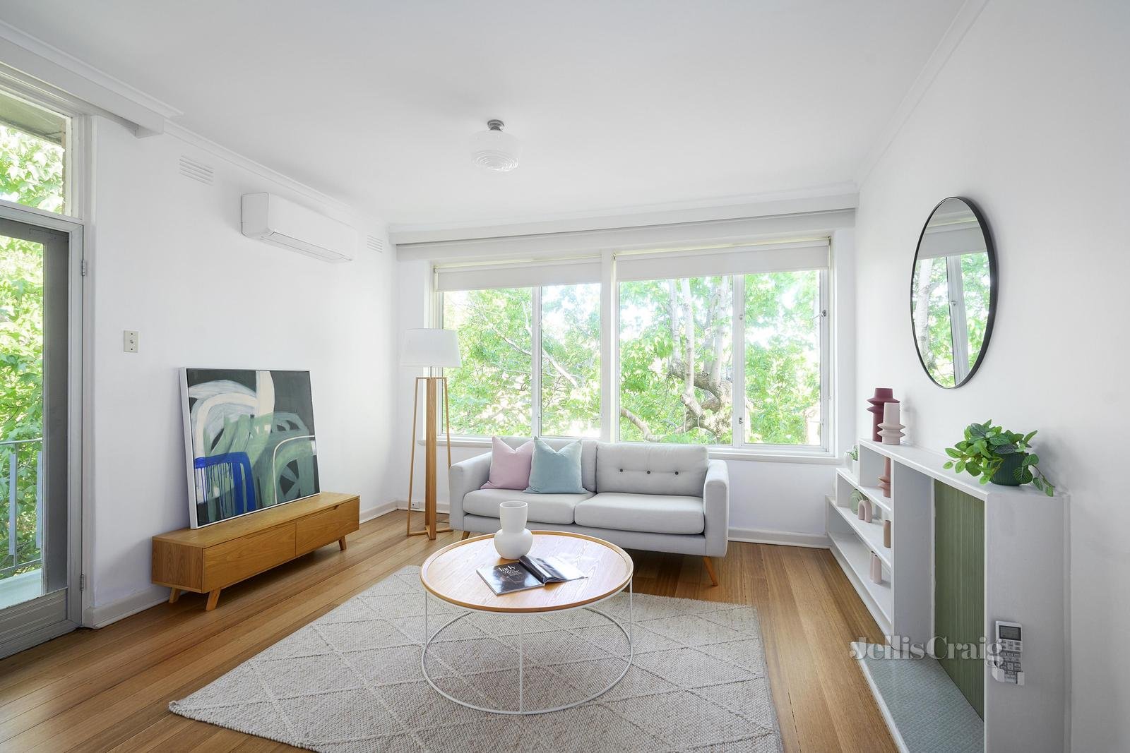 7/15 Beach Avenue, Elwood image 2