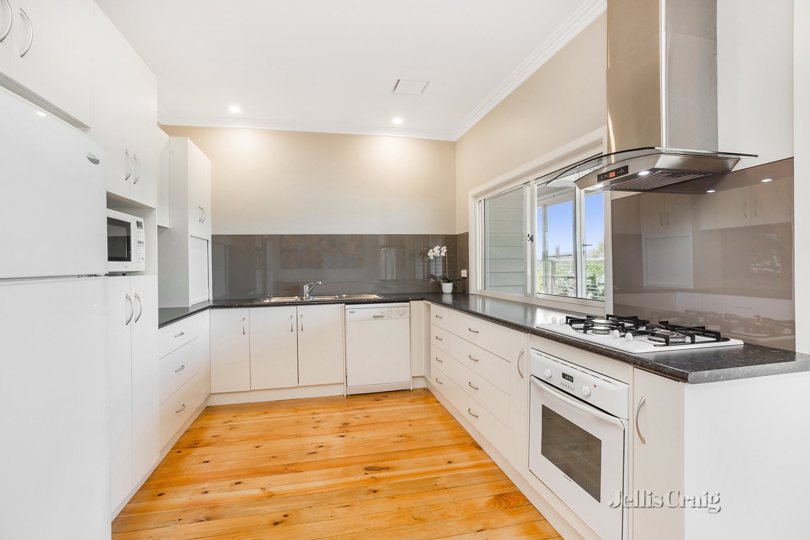 72 Bowden Street, Castlemaine image 4