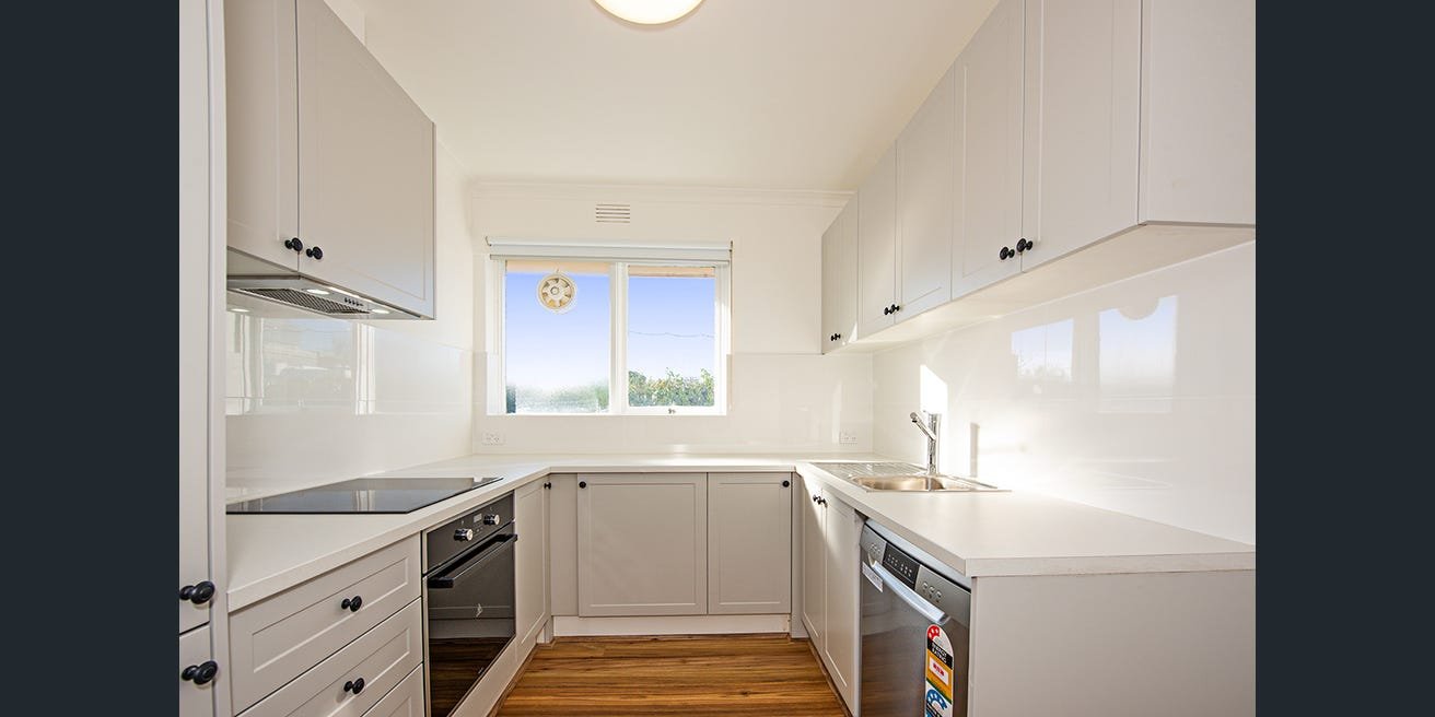 7/2 Douglas Street, Toorak image 2