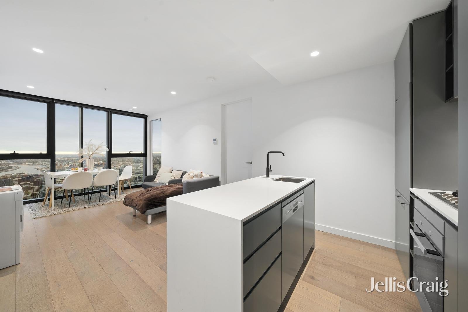 7207/462 Elizabeth Street, Melbourne image 2