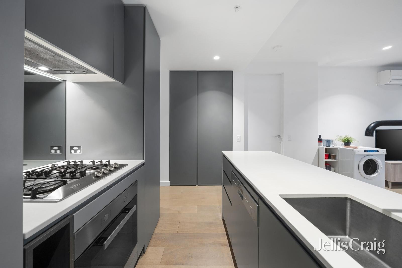 7207/462 Elizabeth Street, Melbourne image 4