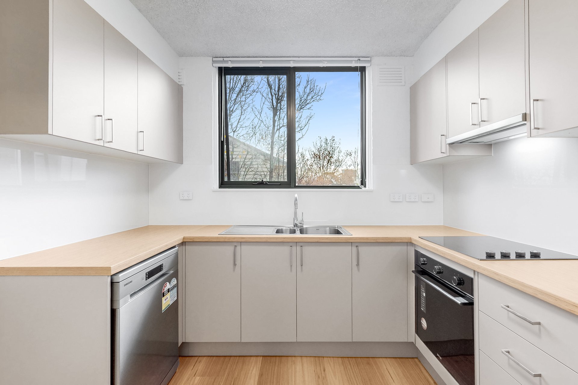 7 / 227 Bridport Street West  Albert Park