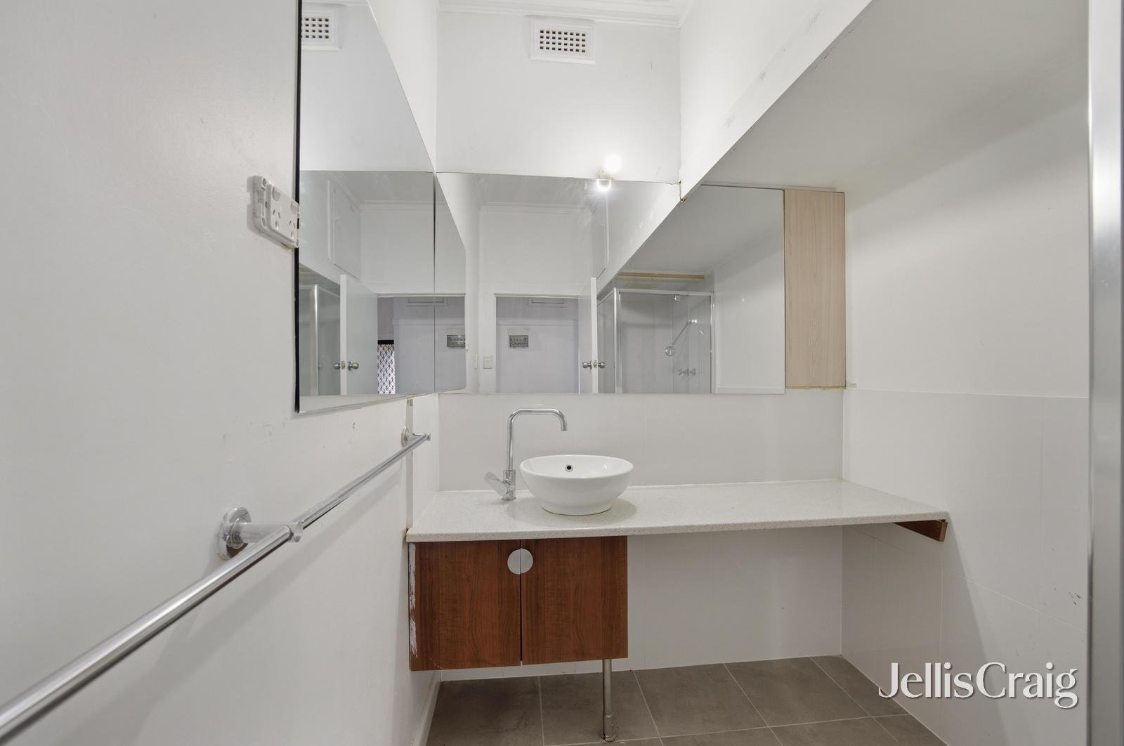 729 Geelong Road, Canadian image 6