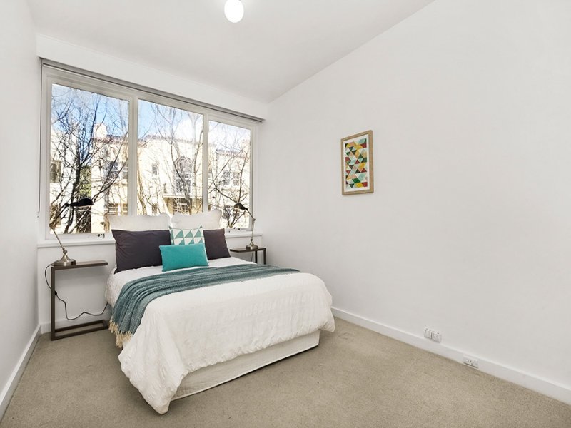 7/2a Robe Street, St Kilda image 4