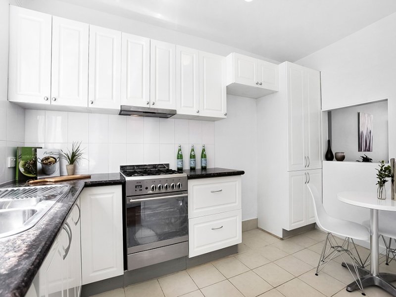 7/2a Robe Street, St Kilda image 5