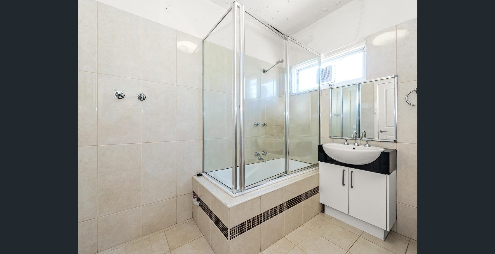 7/3 David Court, Cheltenham image 5