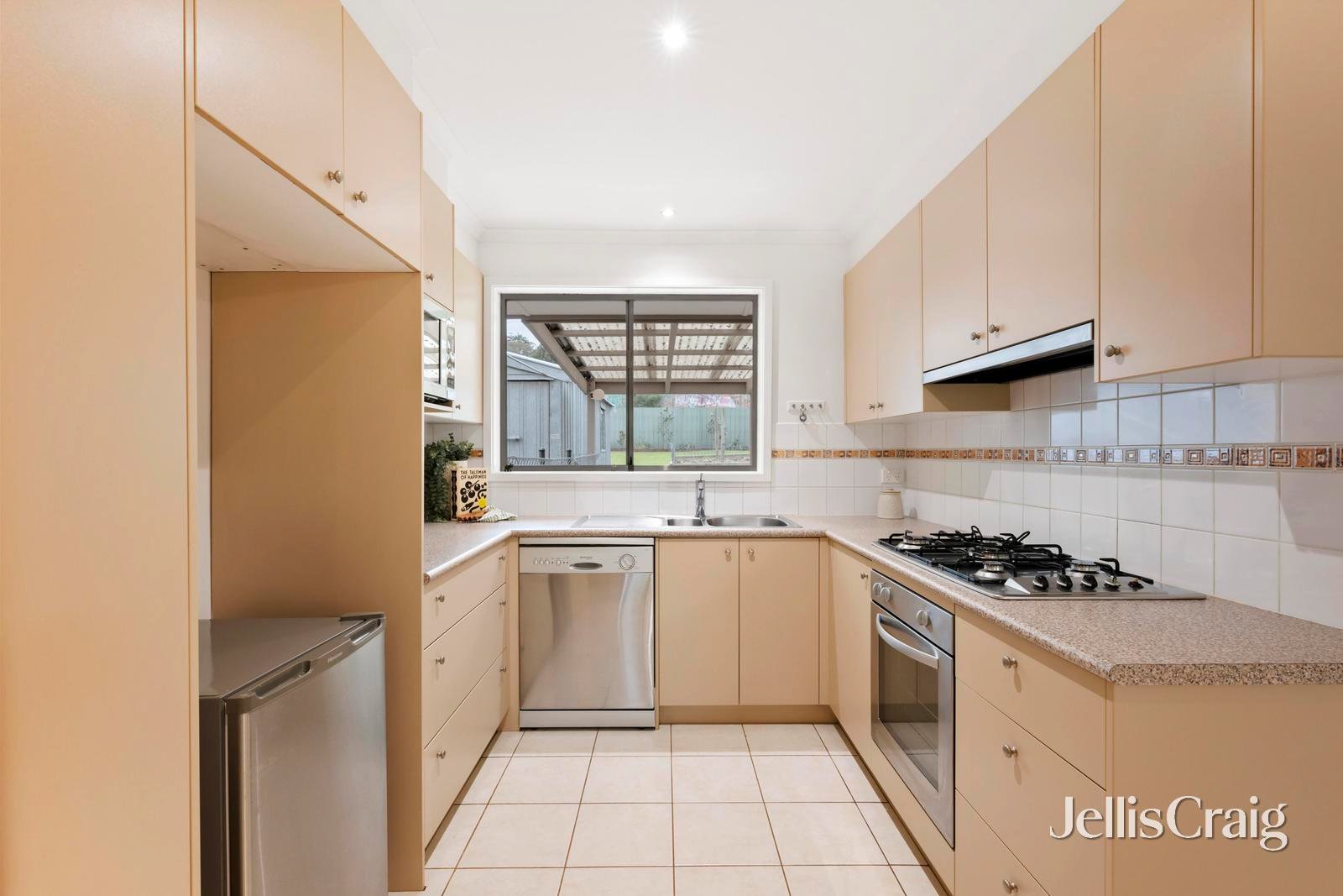 74 Croydondale Drive, Mooroolbark image 4