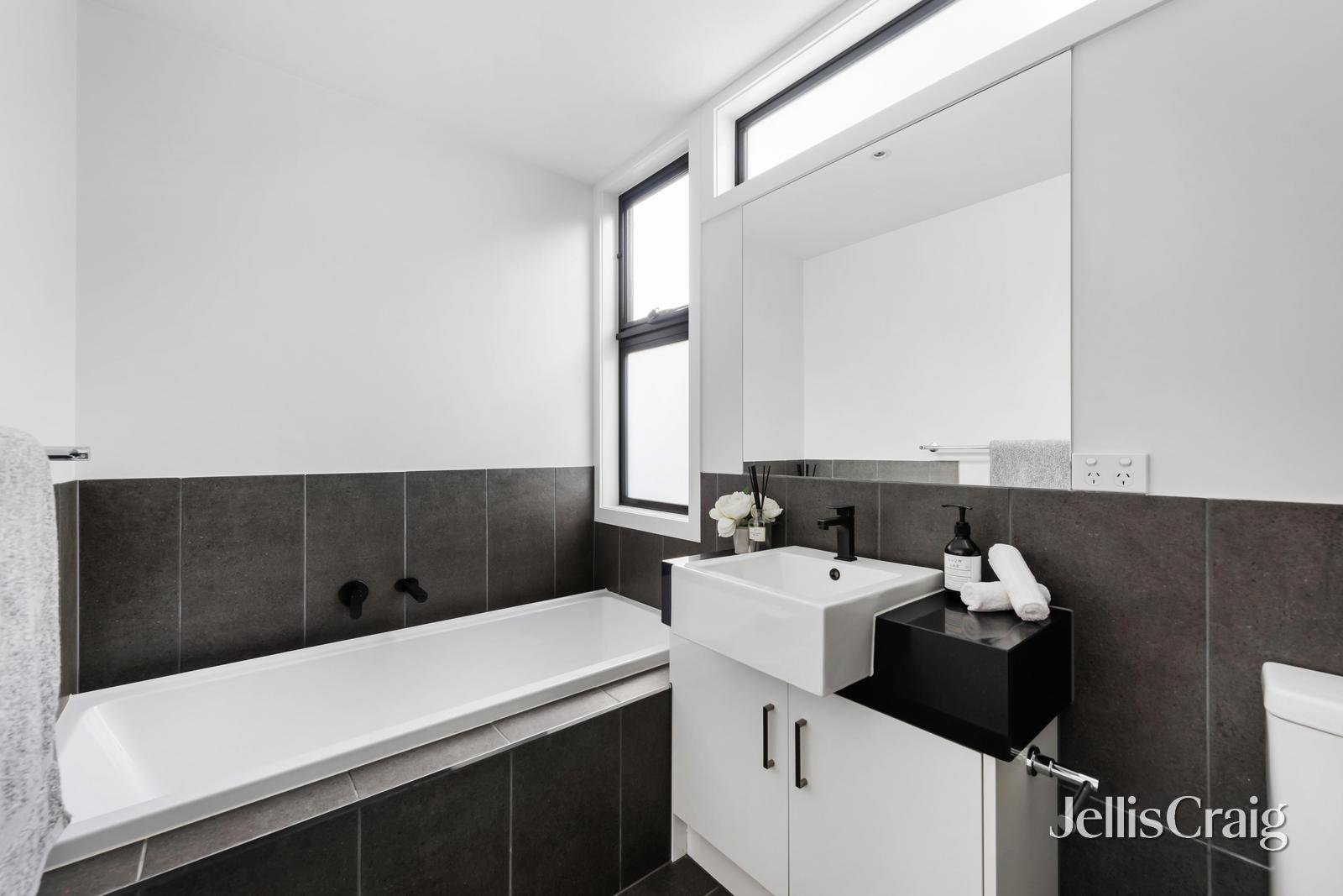 75B Nepean Highway, Mentone image 12