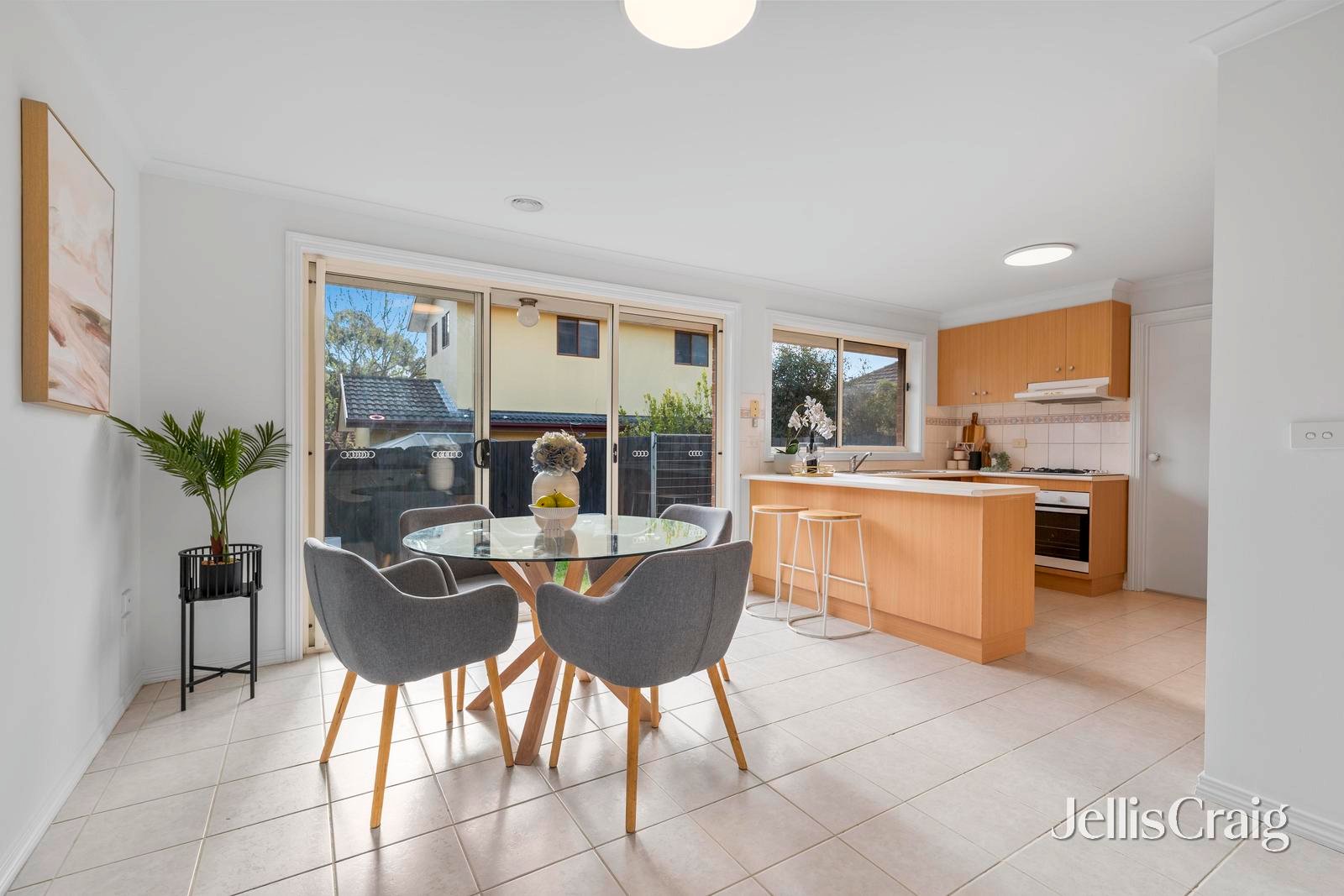 76 Larch Crescent, Mount Waverley image 3