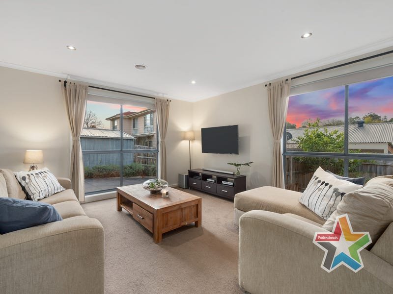 76A Cardigan Road, Mooroolbark image 2