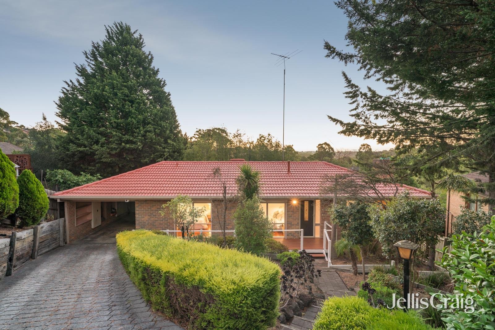 8 Acworth Court, Greensborough image 1