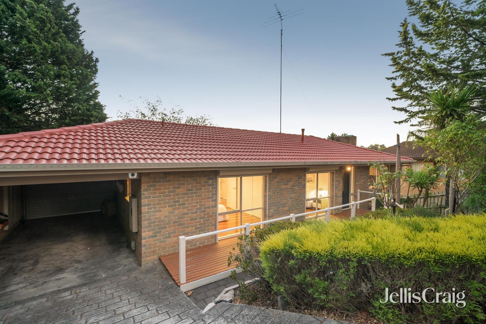 8 Acworth Court, Greensborough image 2
