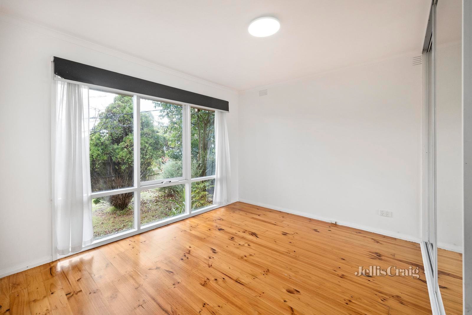 8 Apollo Court, Croydon South image 5