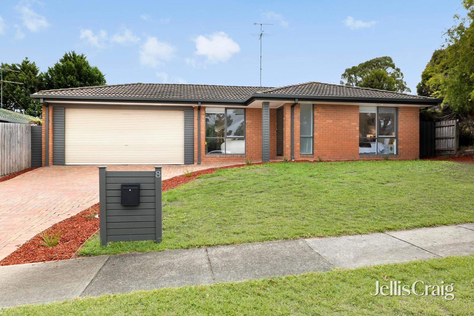 8 Arthur Phillip Drive, Endeavour&nbsp;Hills image 1