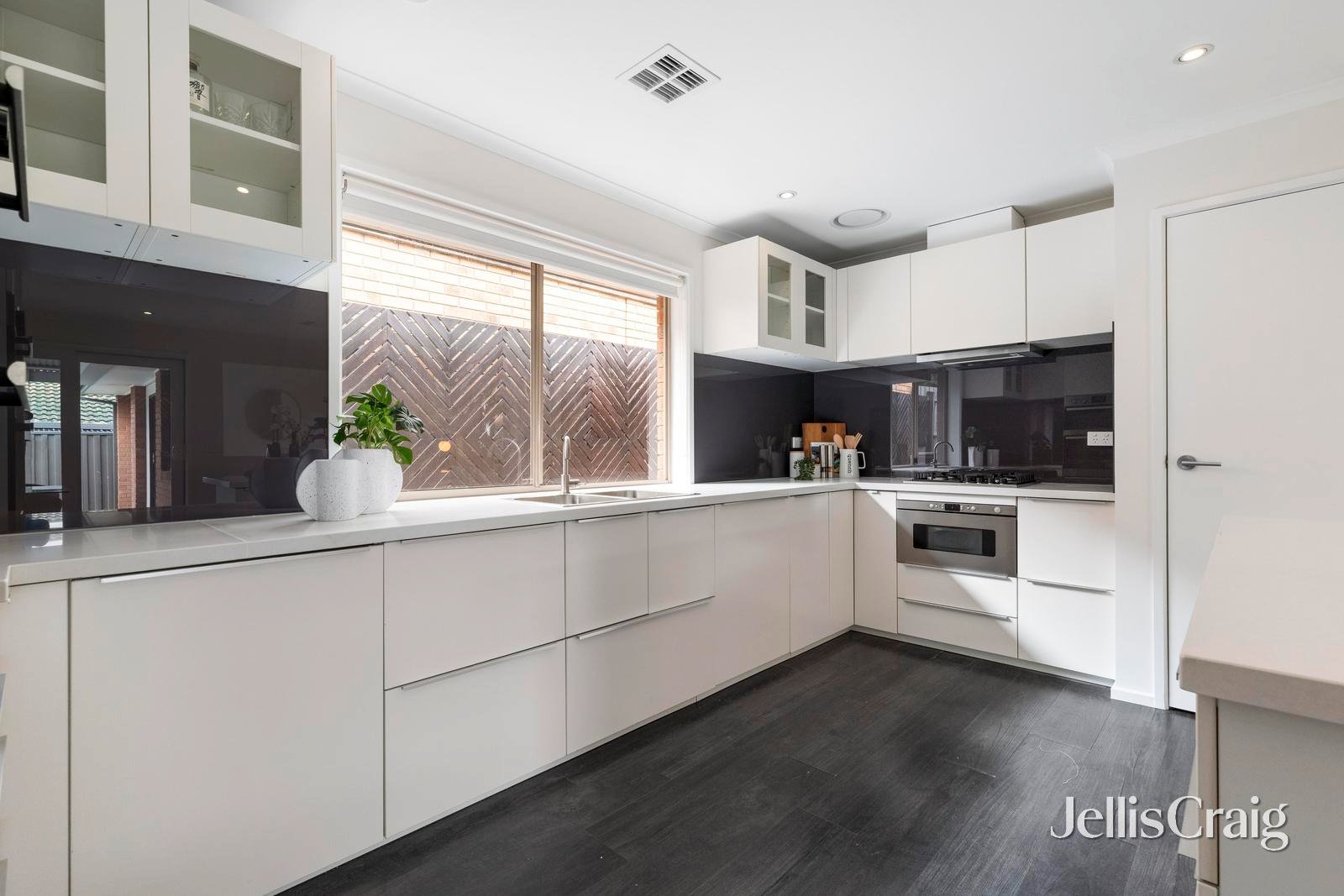 8 Arthur Phillip Drive, Endeavour&nbsp;Hills image 2