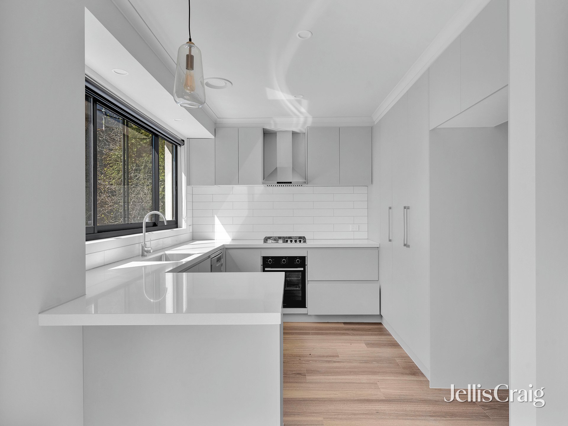 8 Ayr Court, Glen Waverley image 3