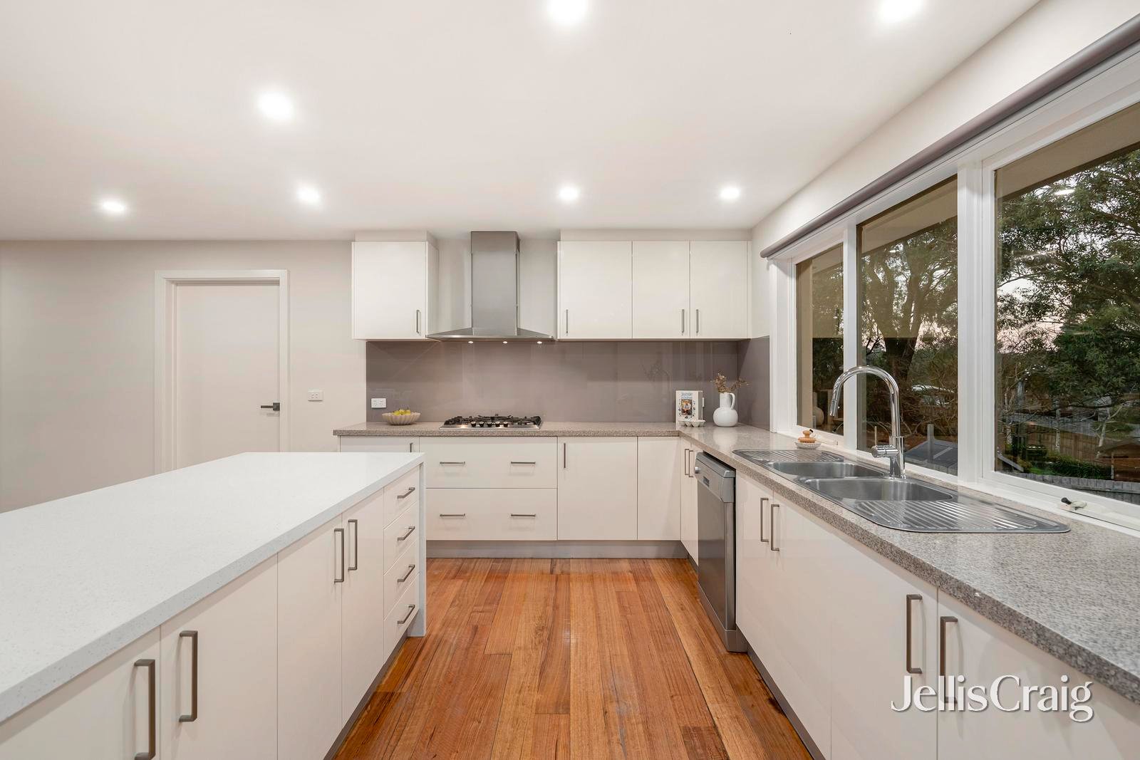 8 Barina Avenue, Mooroolbark image 5